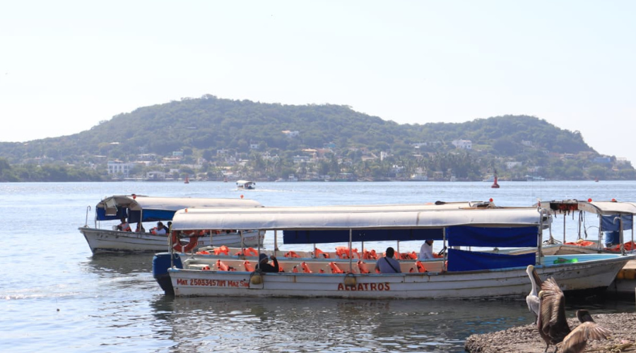 Embarcadero con turistas en la Isla de la Piedra