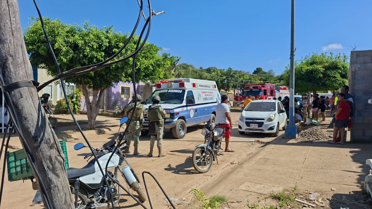 Bomberos Veteranos combate incendio en bodegas y explosión por acumulación de gas en casa