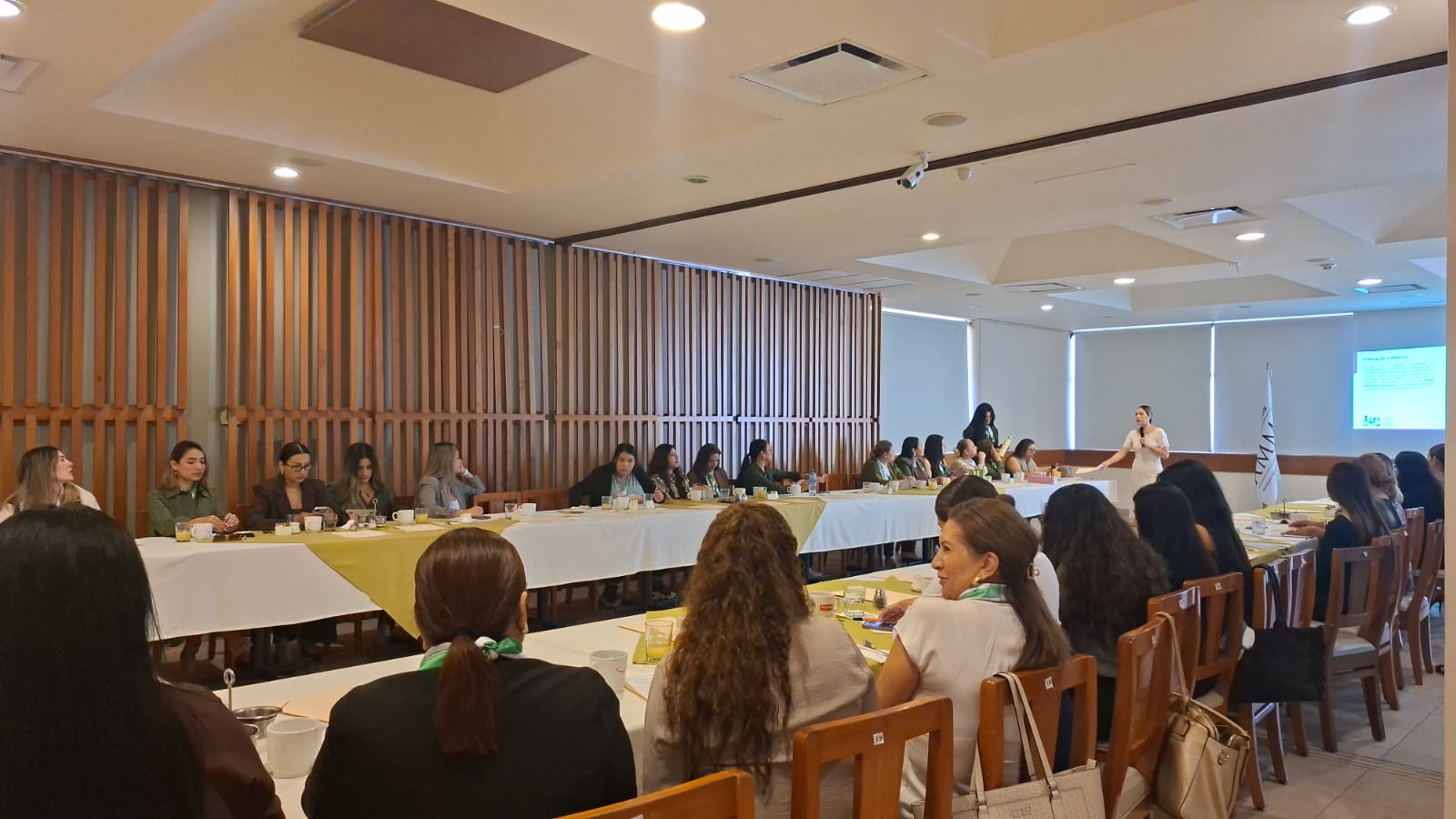 Empresarias de Los Mochis y Prodecon sentadas en una mesa, a su vez una delegada presidiendo la reunión.