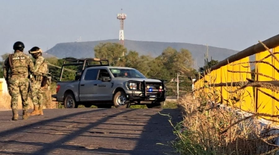 Dos elementos del ejército y de fondo una camioneta del Ejército Mexicano