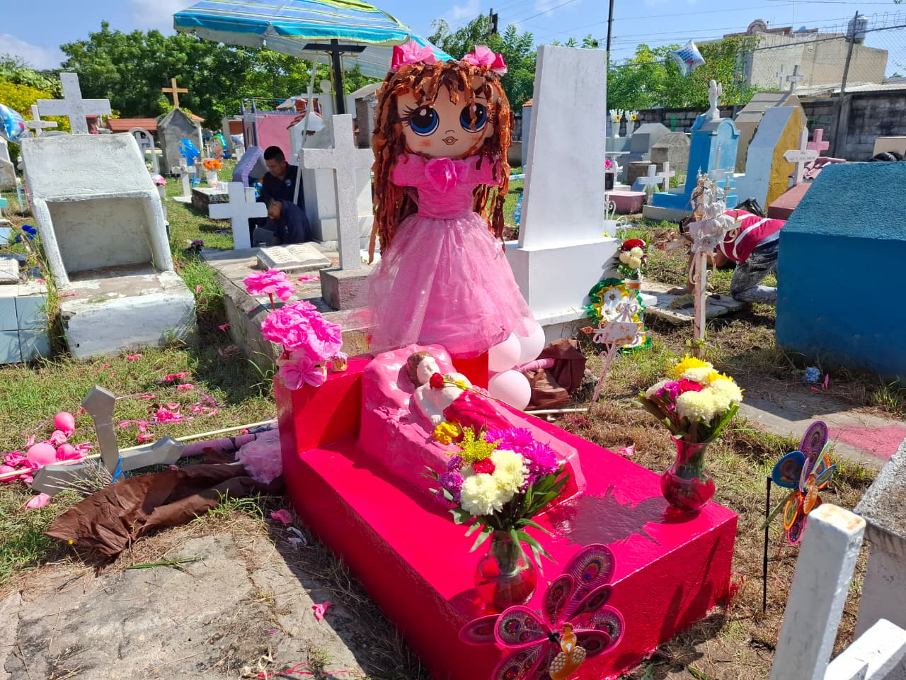 En panteones de Mazatlán celebran el Día de Todos los Santos