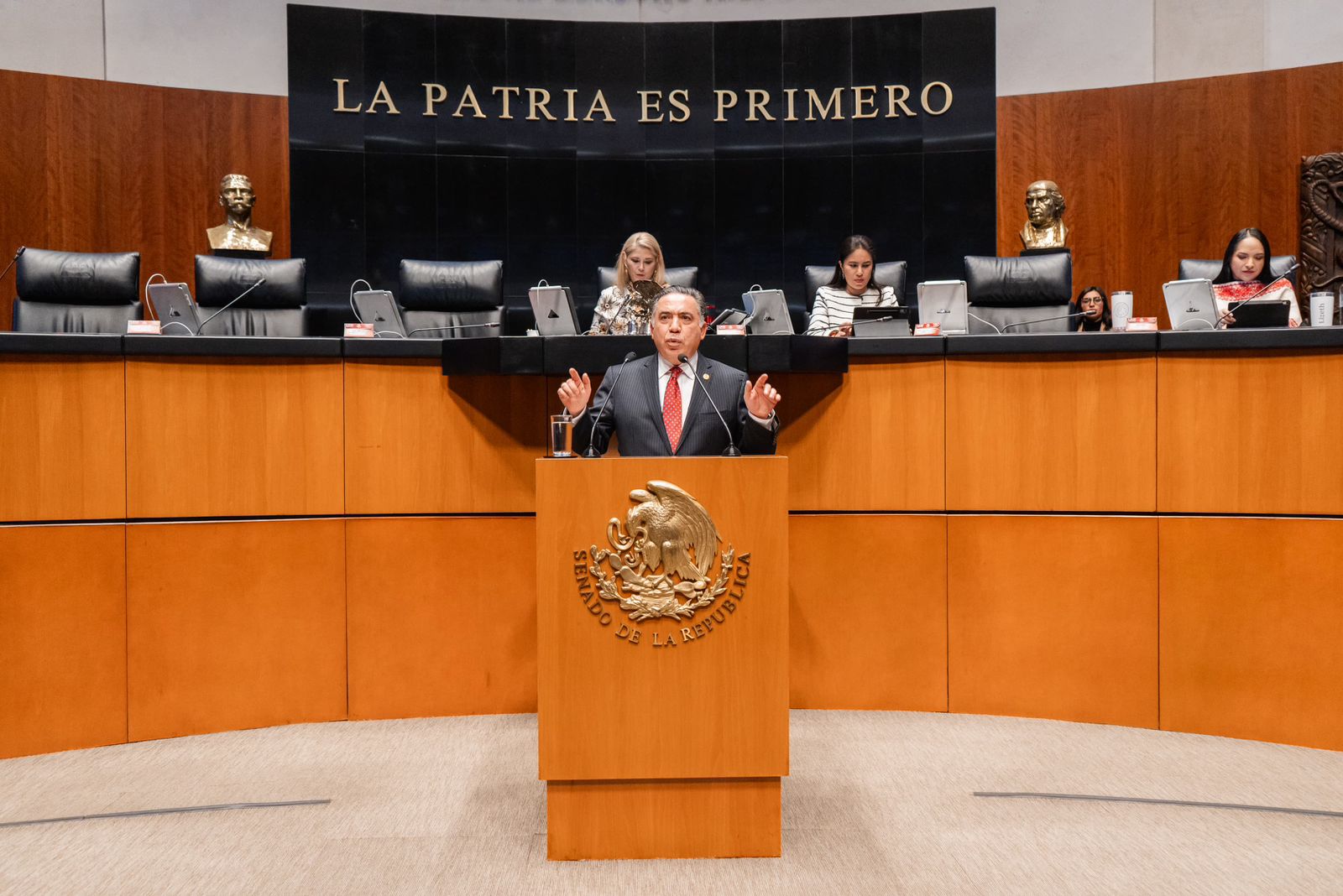 El senador Enrique Inzunza Cázarez dando un discurso en el Senado de la Republica