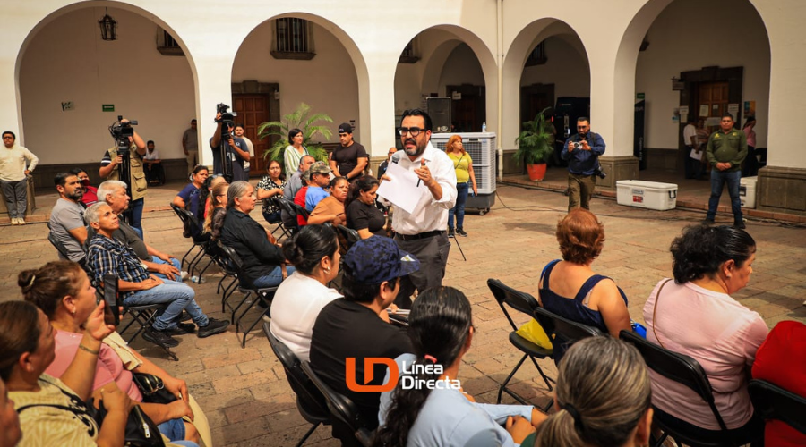 Entrega de cheques a comerciantes de la vía pública