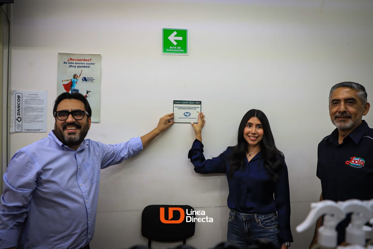 Alcalde Juan de Dios Mendivil, entrega distintivo impulso Nafin a a empresa de limpieza, tanto alcalde como los empresarios posan para la fotografía que comprueba el hecho.