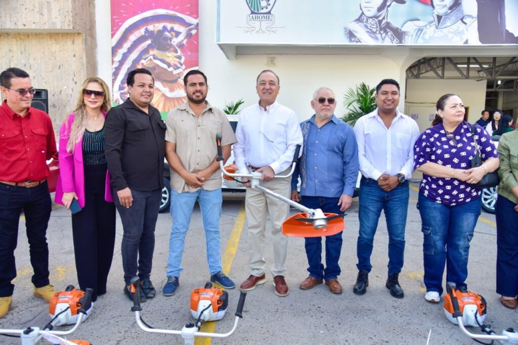 Alcalde de Ahome junto autoridades del ayuntamiento con equipo de servicios públicos
