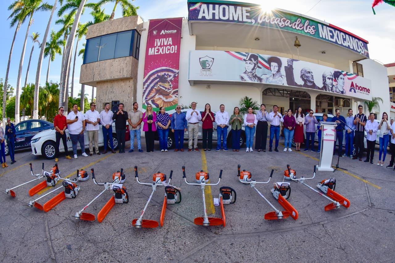 Equipos de servicio público en el piso junto a autoridades del ayuntamiento de Ahome