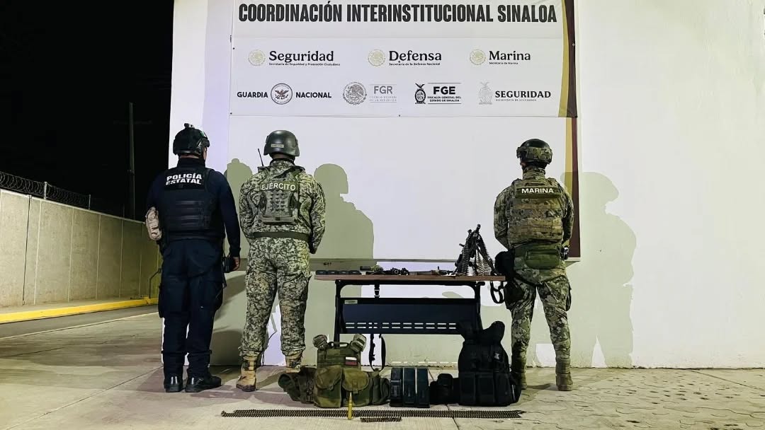 Elementos del ejercito y policía junto a una lona y lo asegurado tras un enfrentamiento