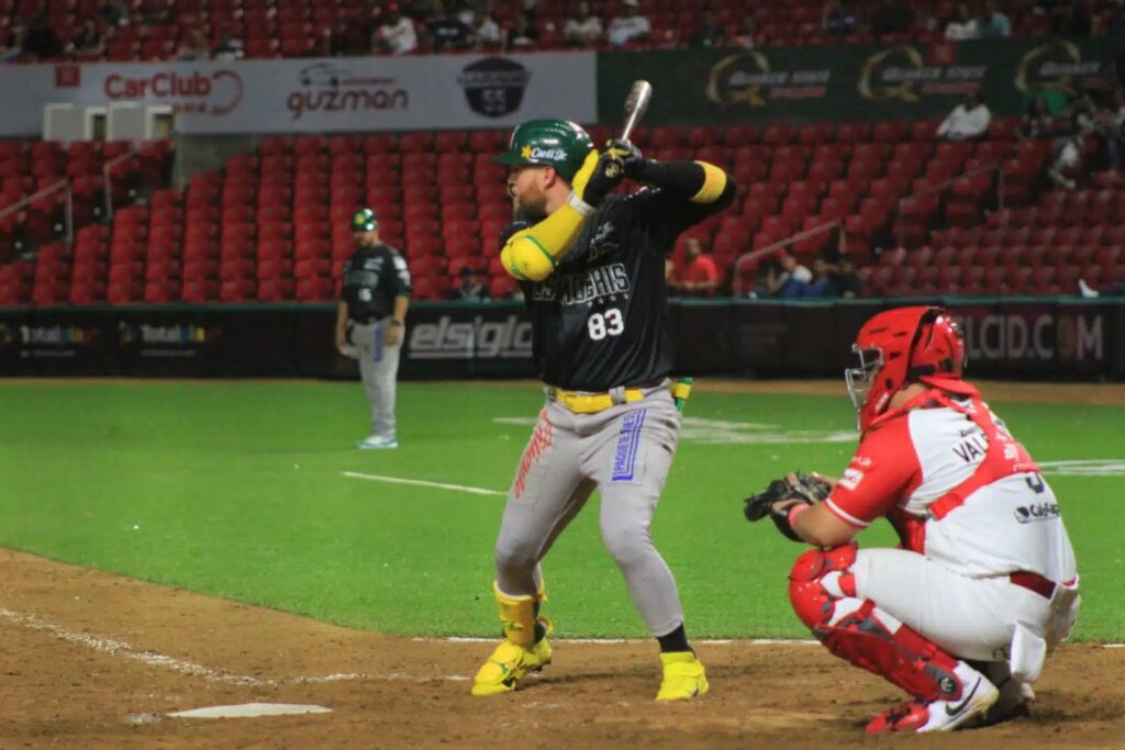 Eric Filia en la serie de Venados recibiendo a Cañeros