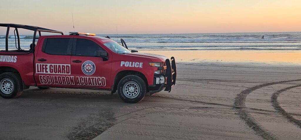Tras movilización, salvavidas de Mazatlán rescatan a bañista, aún hay dos desaparecidos en el mar