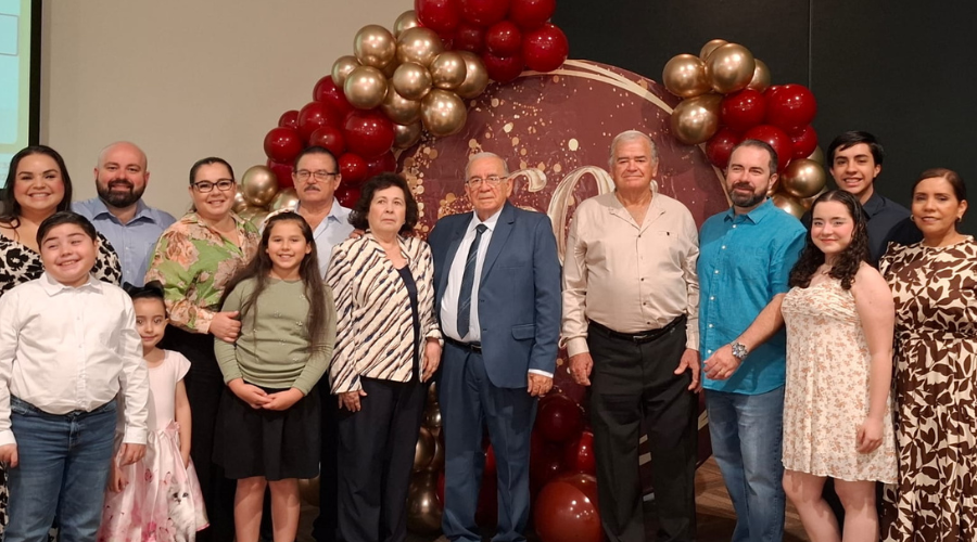 Festejo de José Luis Lizárraga por sus 60 años de carrera magisterial.