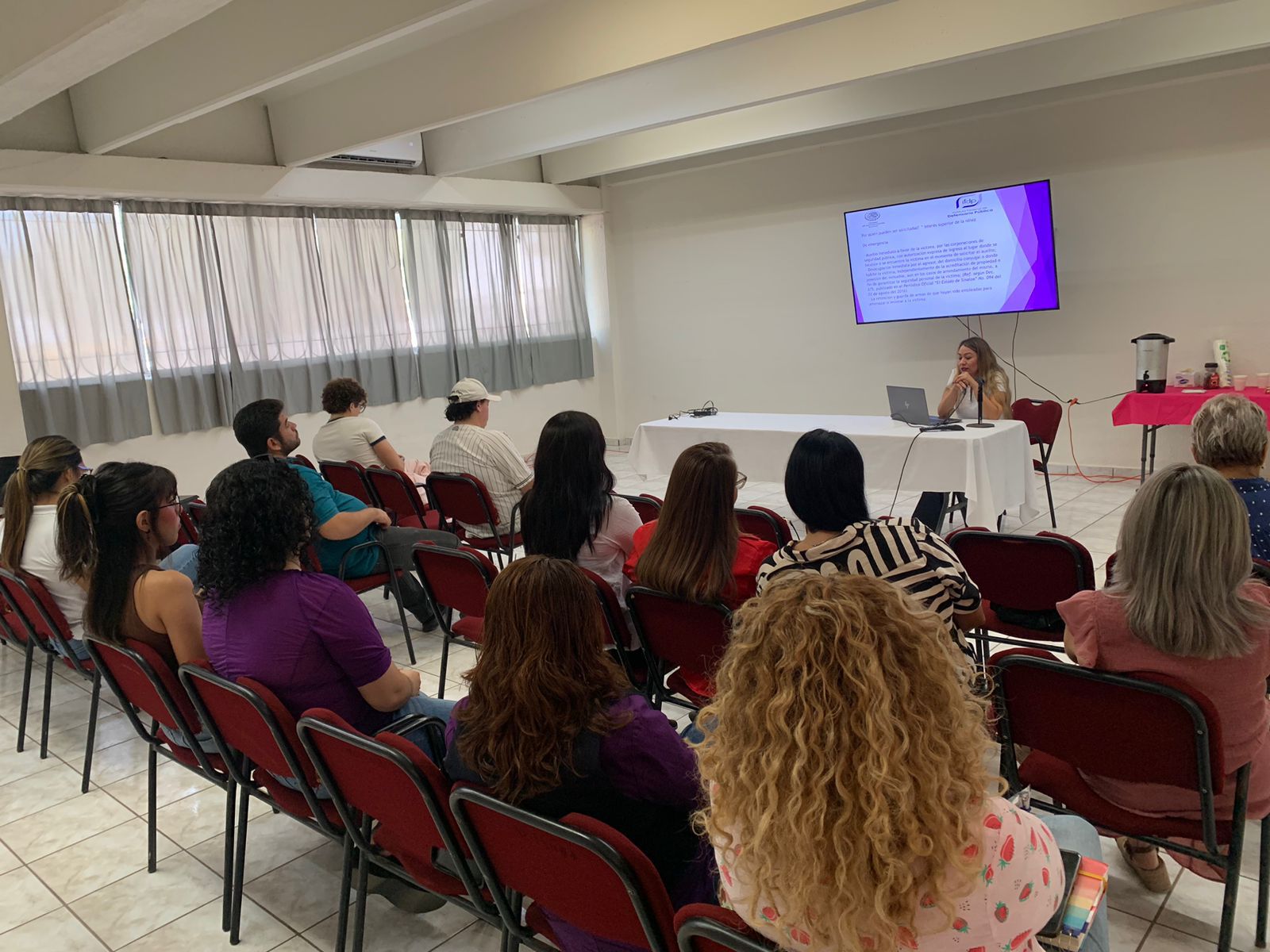 Personas reunidas con especialistas en Los Mochis