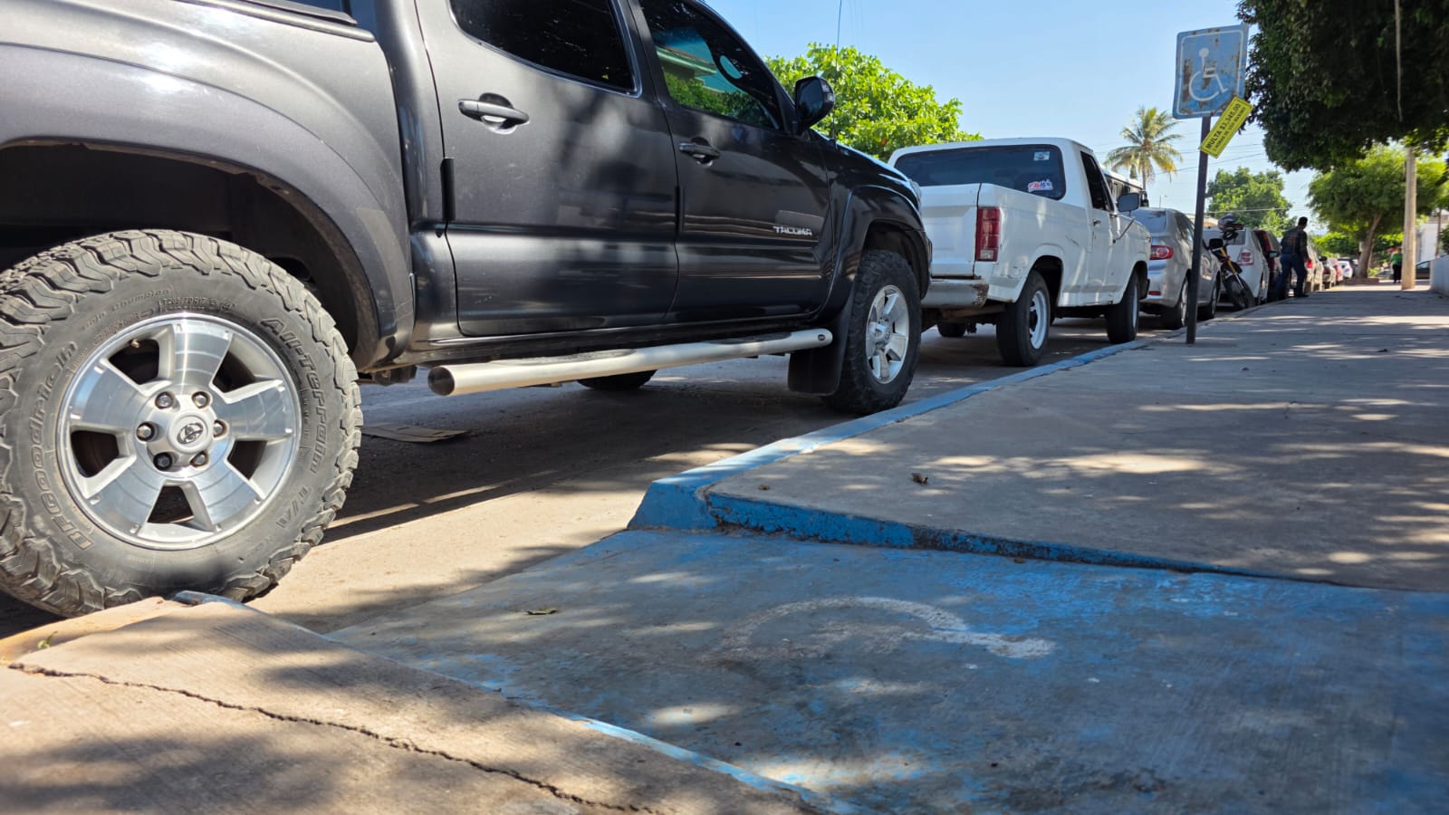 Camioneta acapara estacionamiento y rampa para personas con discapacidad en Guamúchil