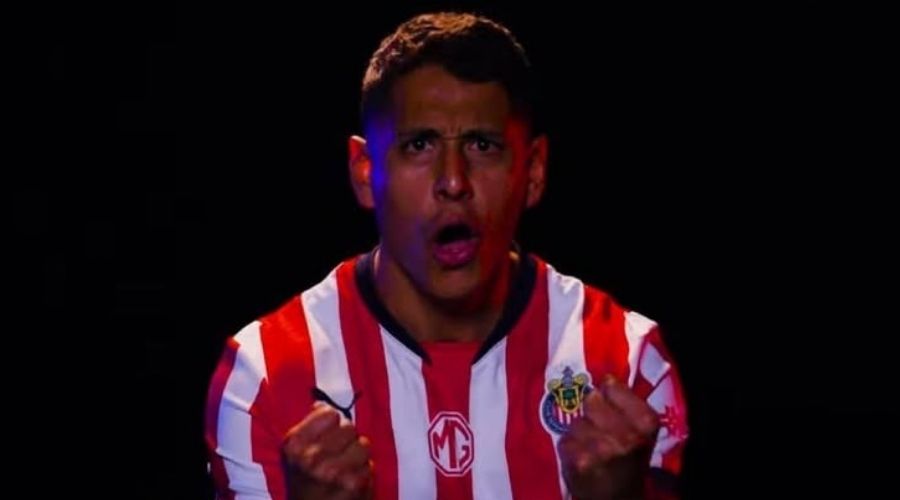 Jugador de las chivas celebrando un gol