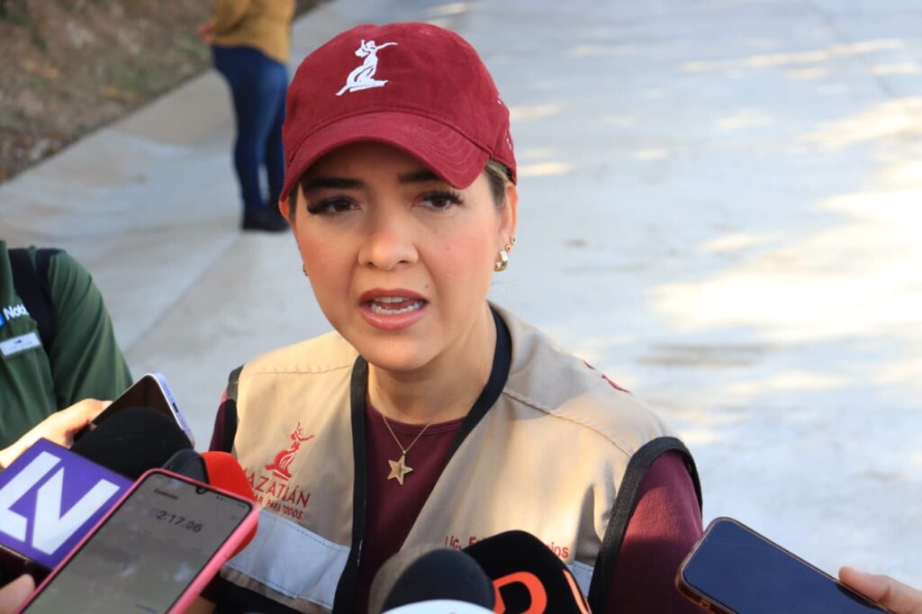 Estrella Palacios Domínguez, alcalde de Mazatlán hablando hacia muchos micrófonos