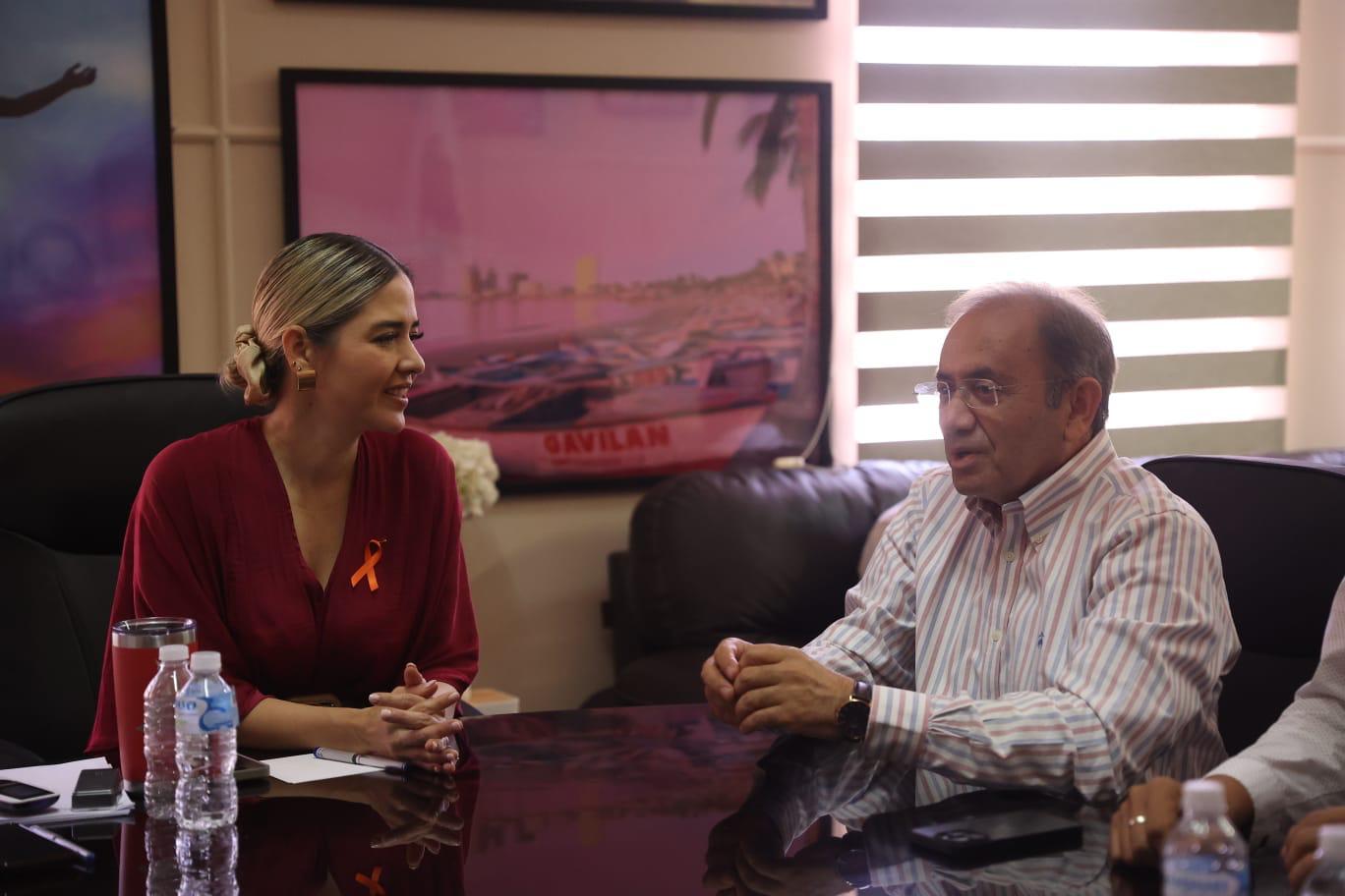 Estrella Palacios y Santiago Inzunza Cázares sentados conversando