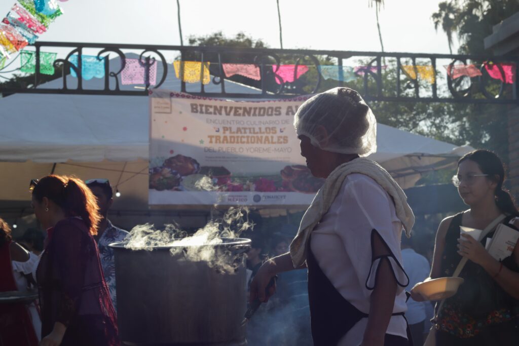 Persona cocinando en el parque Sinaloa en el evento de Platillos Tradicionales Yoremes