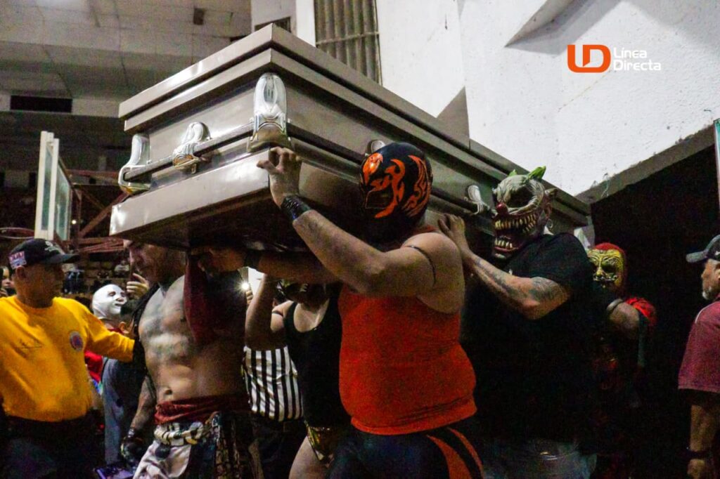 Entrada del luchador conocido como Difunto en Los Mochis