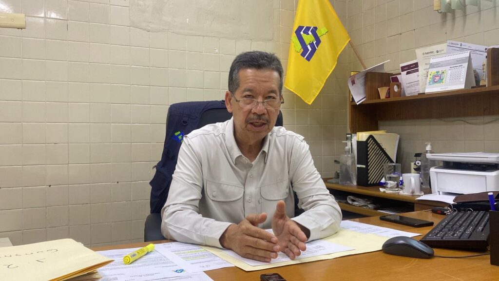 Everardo Cárdenas en su oficina de trabajo