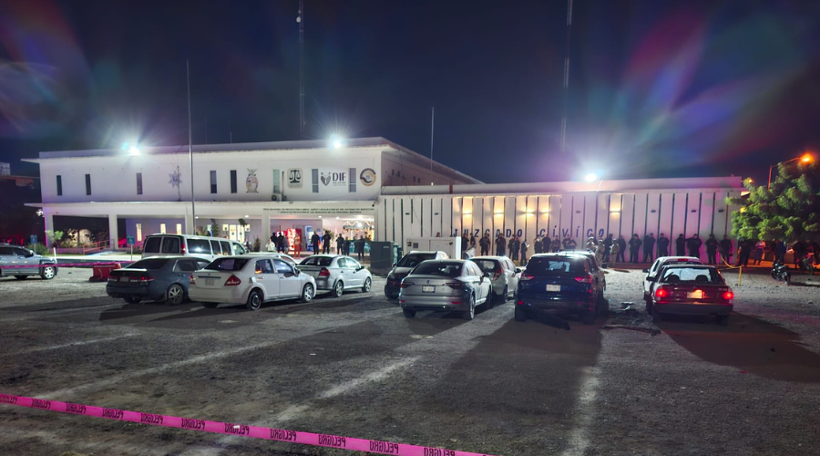 Policías resguardan el estacionamiento de las instalaciones de Seguridad Pública de Mazatlán