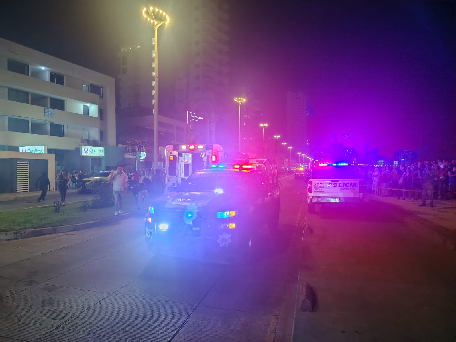 Unidad de policía con torretas encendidas