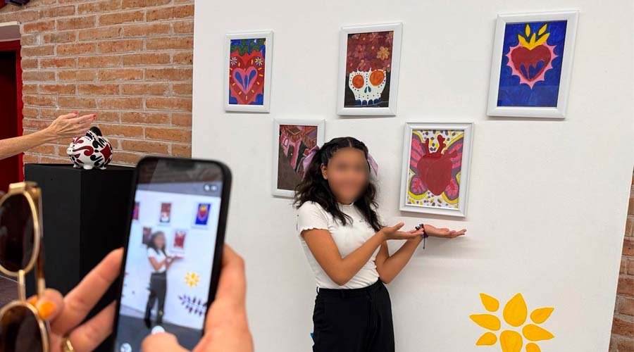 Joven muestra su pintura al público en el Museo Trapiche de Los Mochis