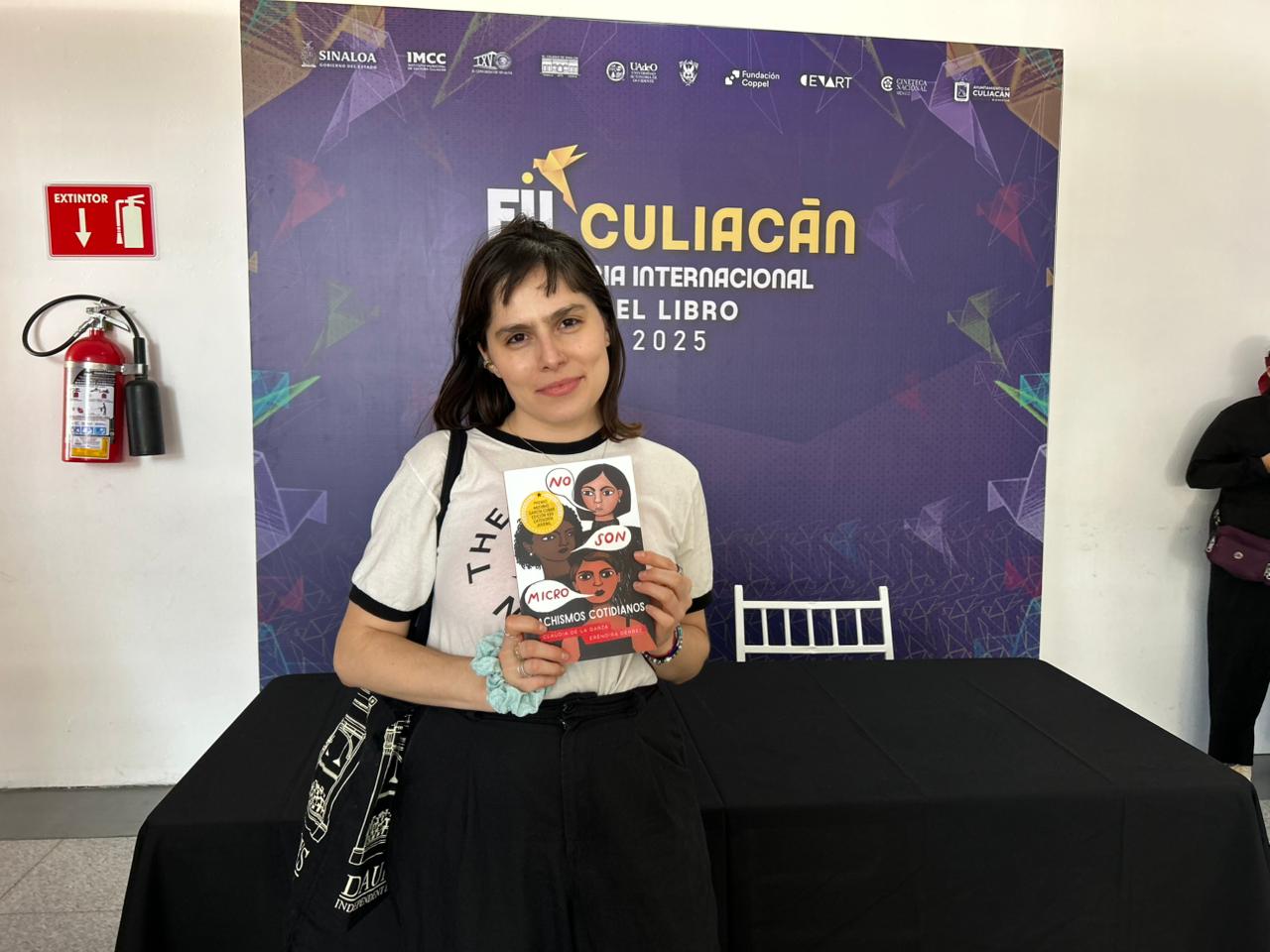 Eréndira Derbez posa junto a su libro en la FIL en Culiacán