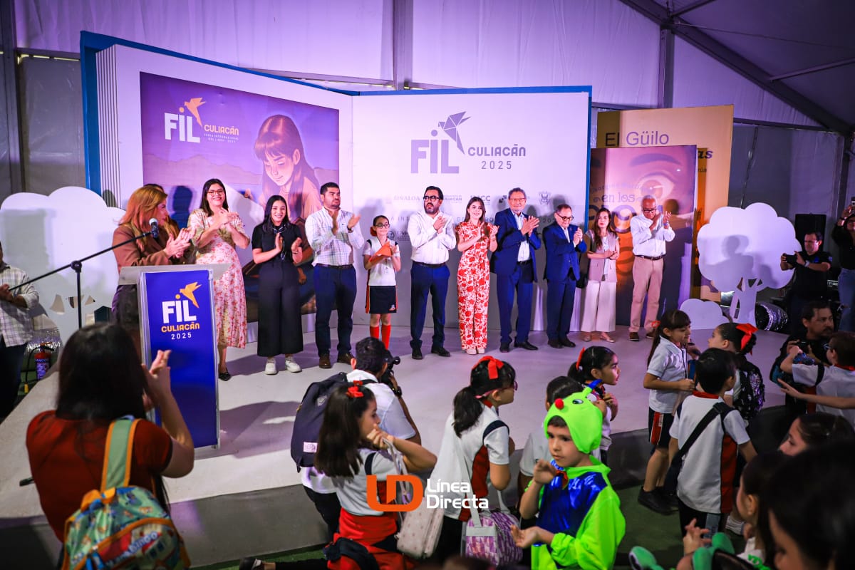 Alcalde y demás autoridades en escenario para dar inaugurado la Feria Internacional del Libro Culiacán 2025.