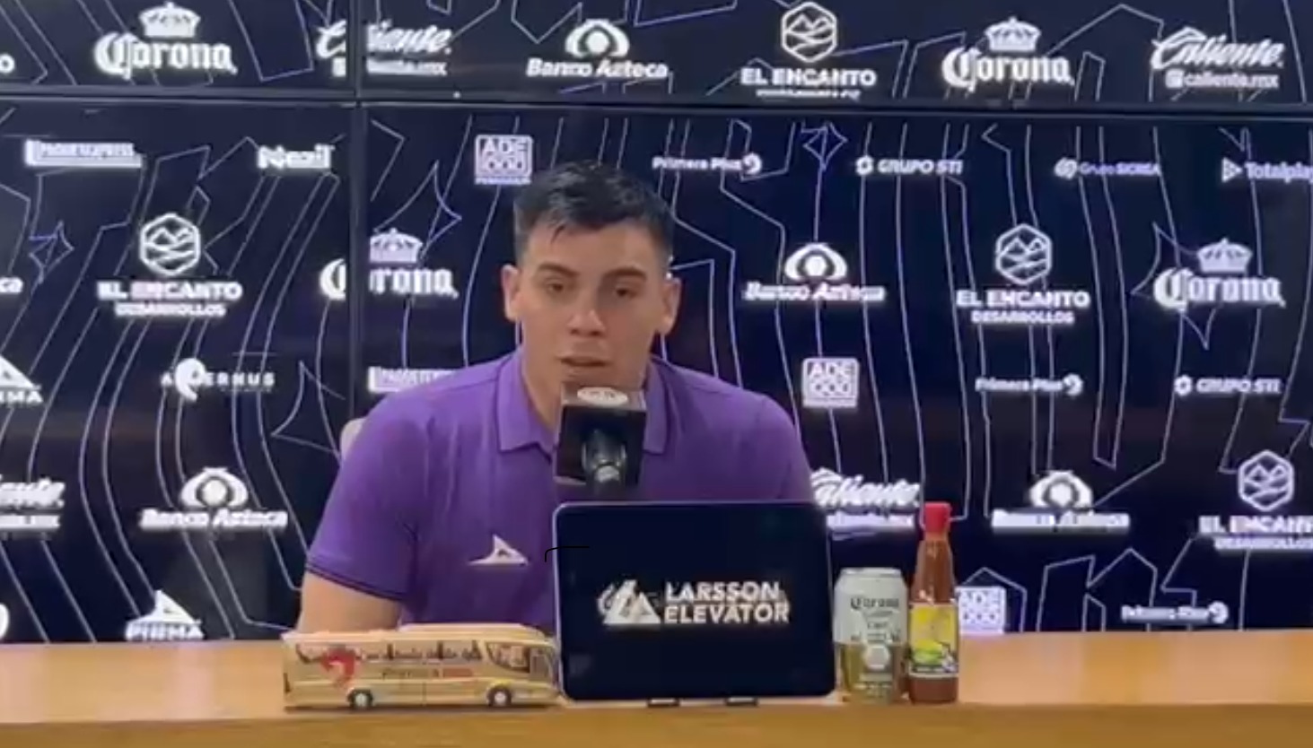 Facundo Almada en conferencia de prensa, en el fondo se aprecia las marcas que patrocinan al Mazatlán FC