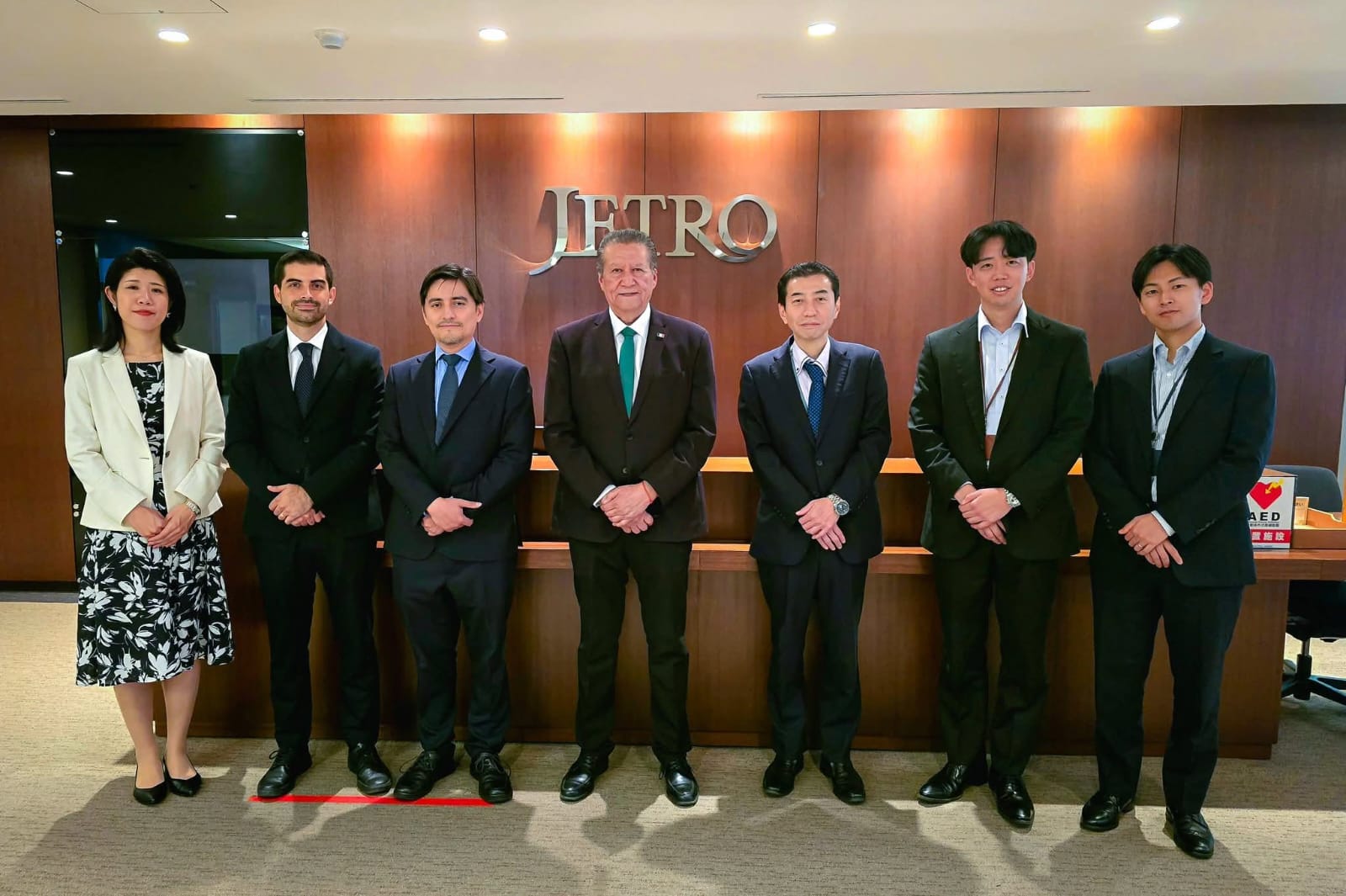 Secretario de Economía de Sinaloa, Feliciano Castro Meléndrez junto a un grupo de funcionarios de JETRO
