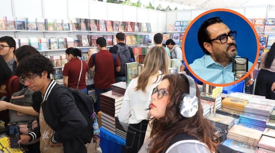 Personas en la Feria Internacional del Libro 2025 junto a el alcalde Juan de Dios Gámez Mendívil
