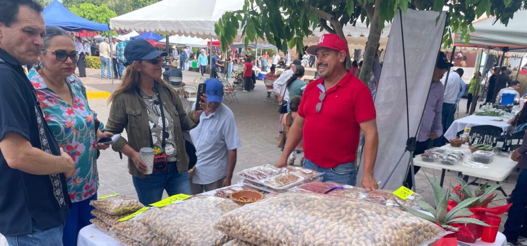 Personas con una bolsa de cacahuate grande en la Feria del Cacahuate en Mocorito