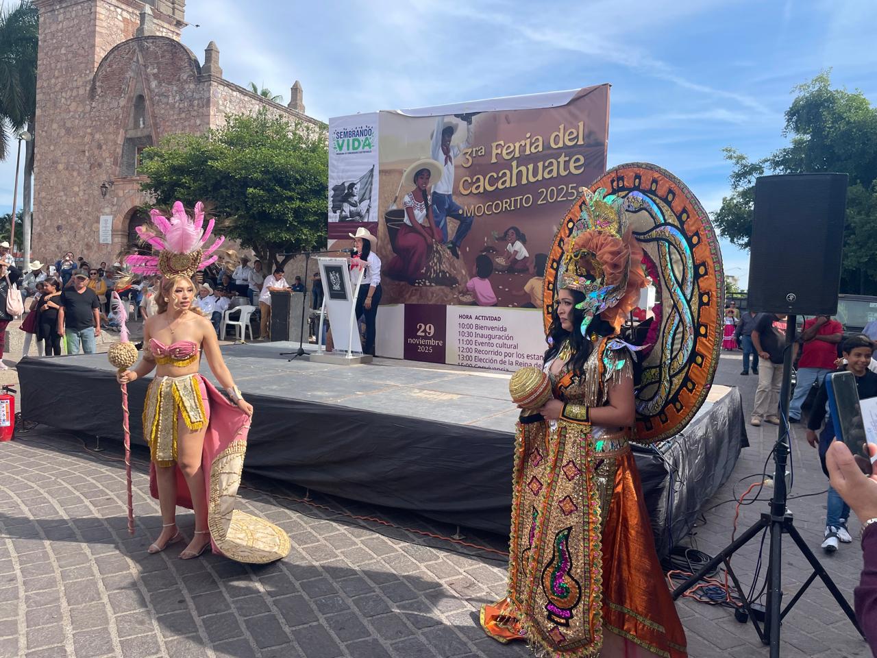 Dos personas vestidas con traje típico en la Feria del Cacahuate