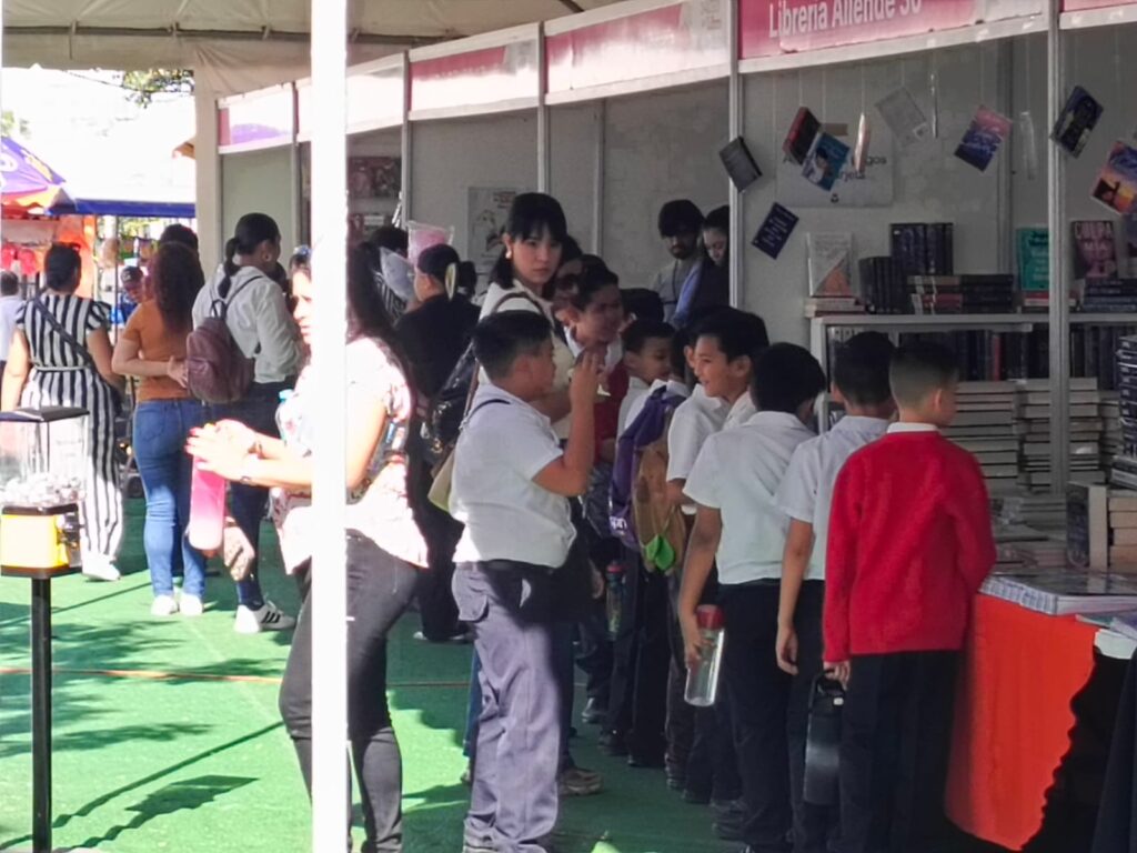 Niños reunidos en la Feria del Libro