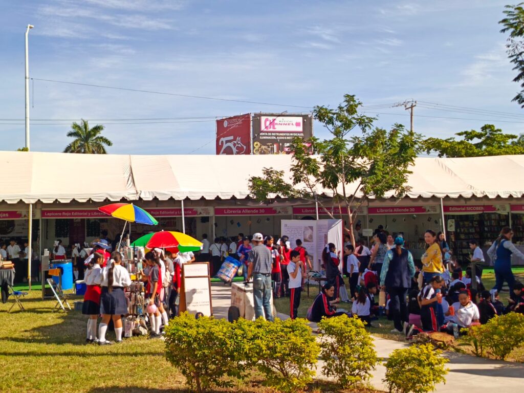 Niños reunidos en la Feria del Libro