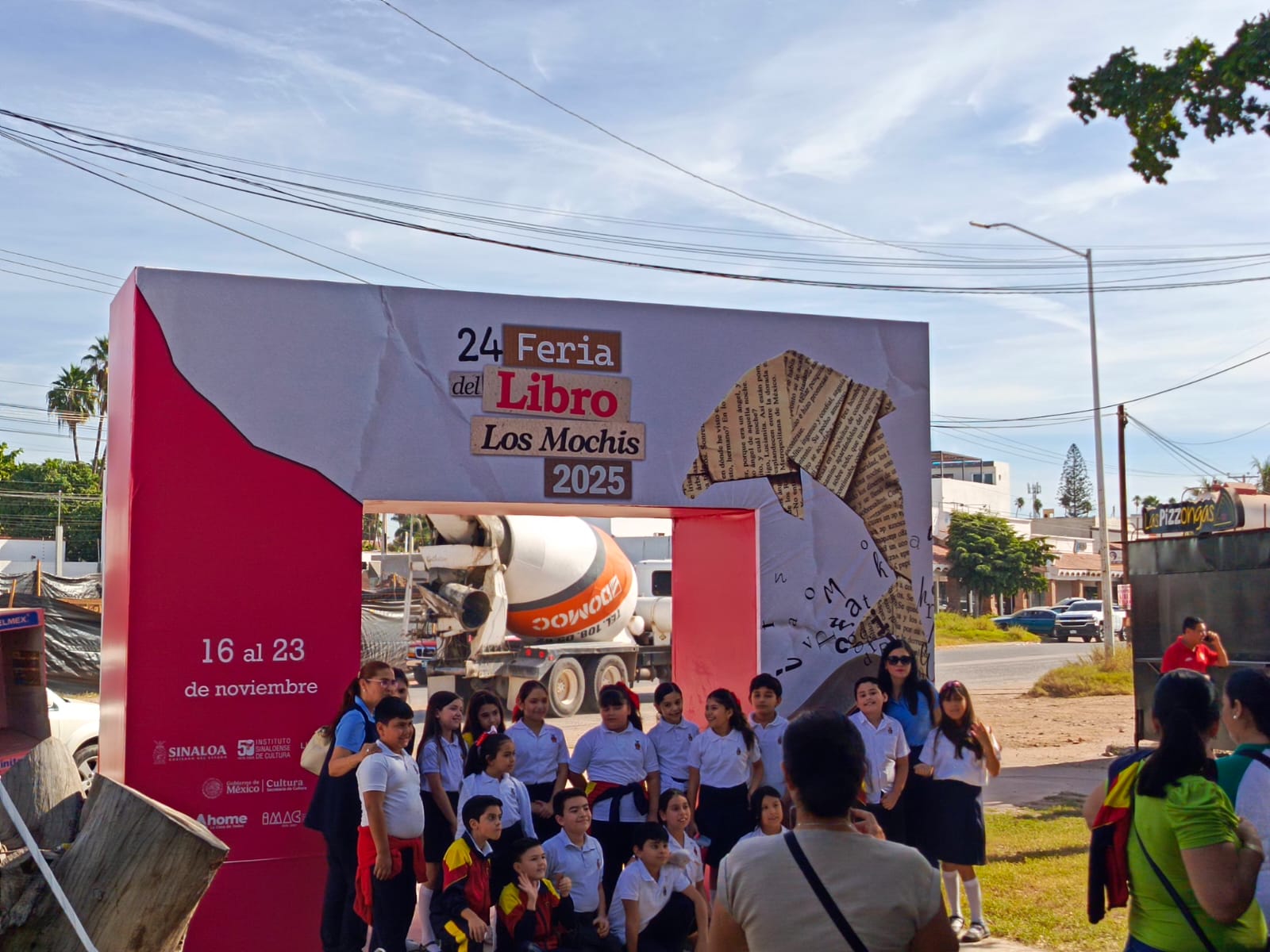 Niños en la entrada de la Feria del Libro