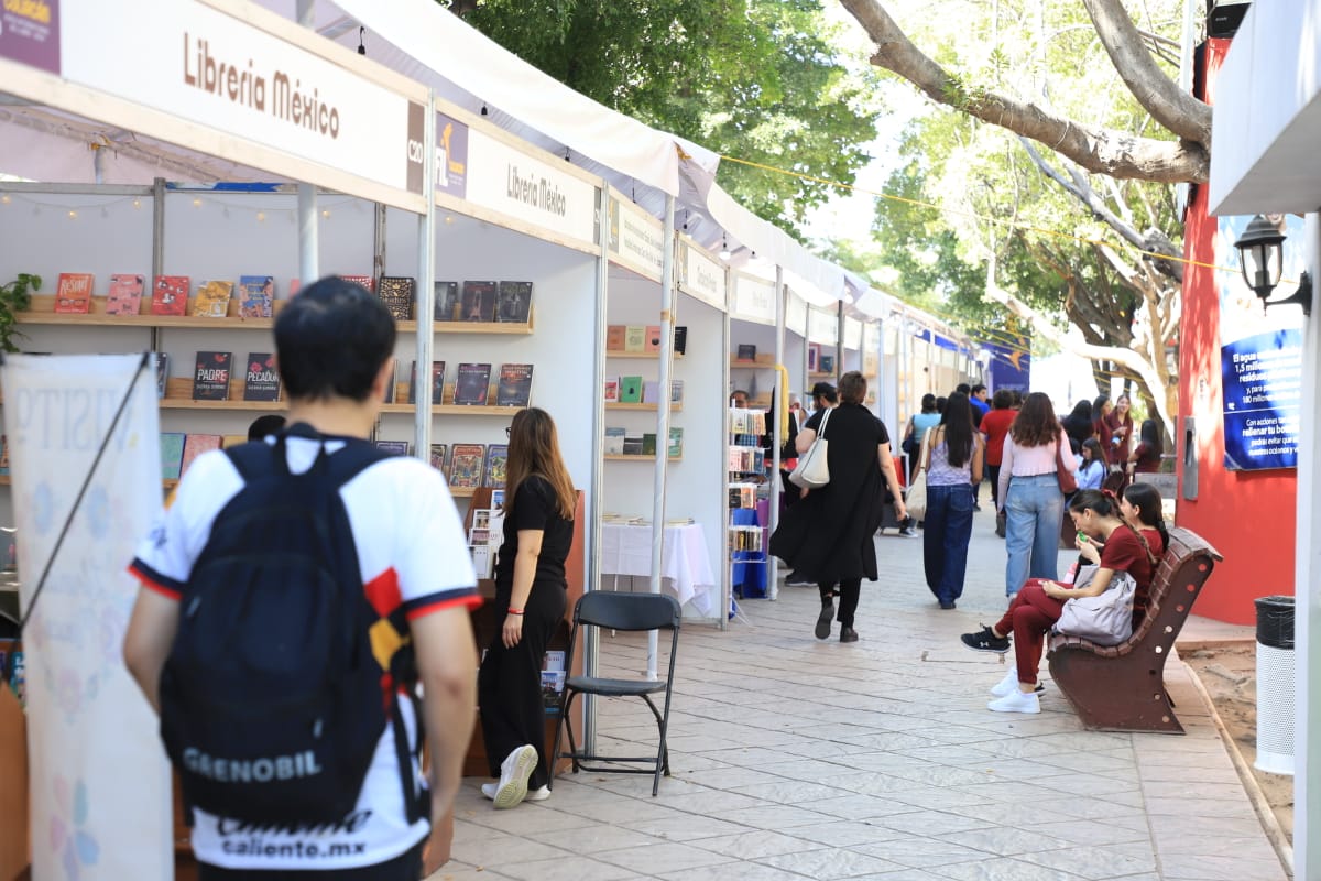 Personas caminando sobre el pasillo de la Feria del Libro 2025 en Culiacán