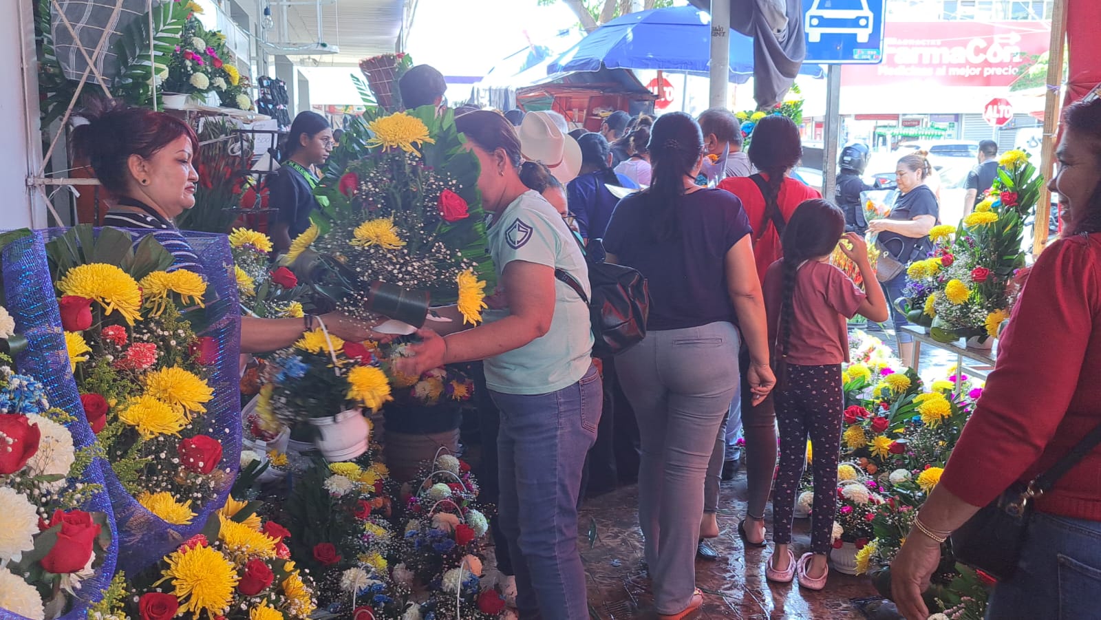 Venta de flores por el Día de Muertos en Culiacán.