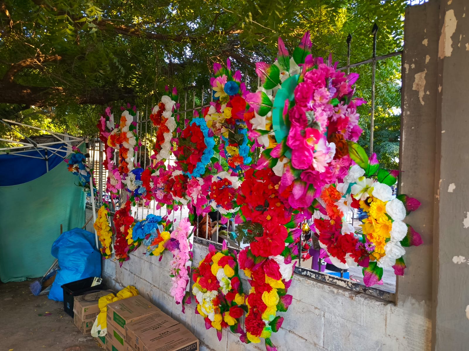 Buenas ventas se registraron durante inicio del Día de Muertos en panteones