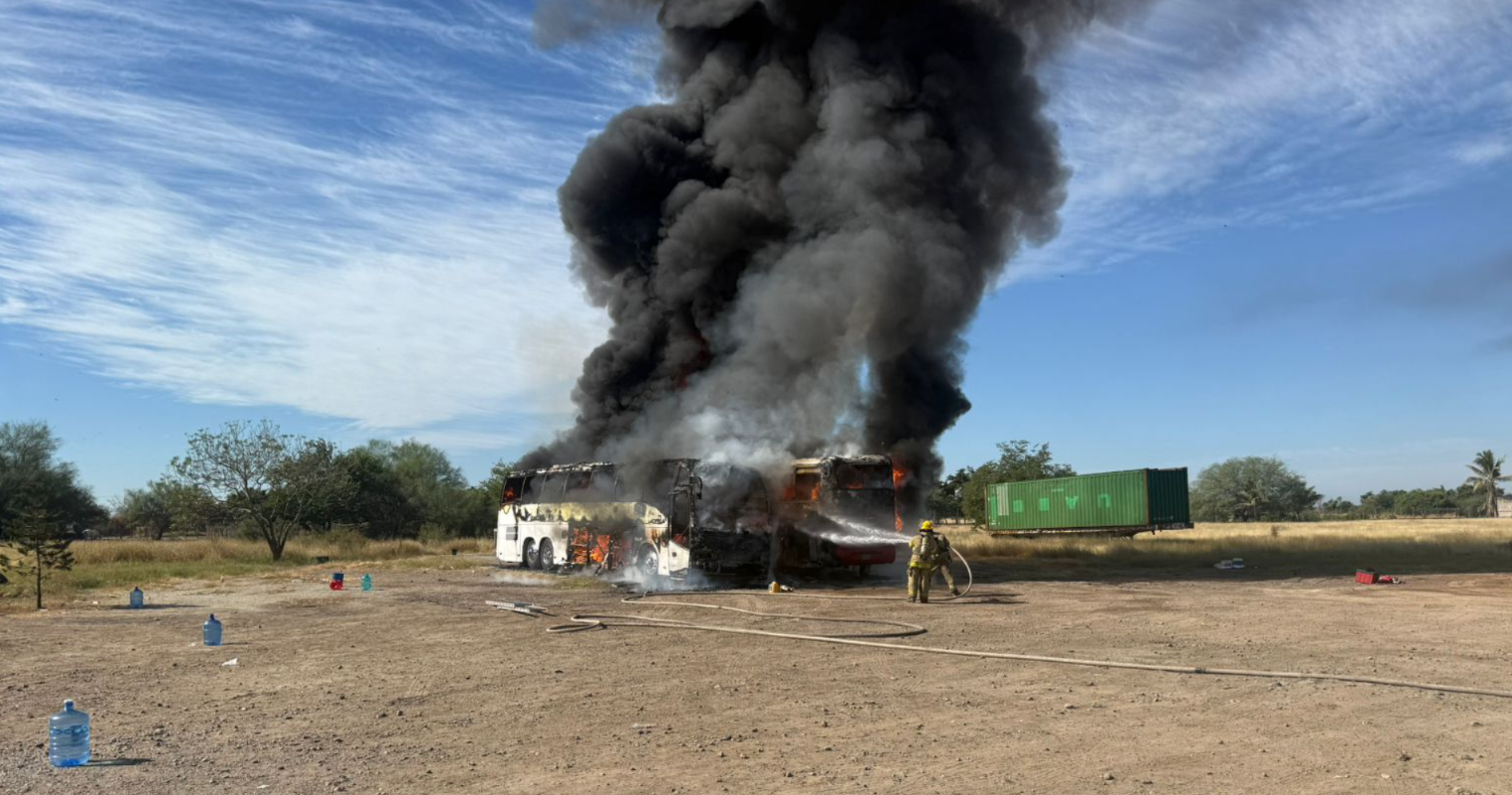 Dos camiones incendiándose con fuego negro a su alrededor