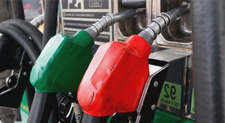 Mangueras dispensadoras de gasolina color rojo y verde