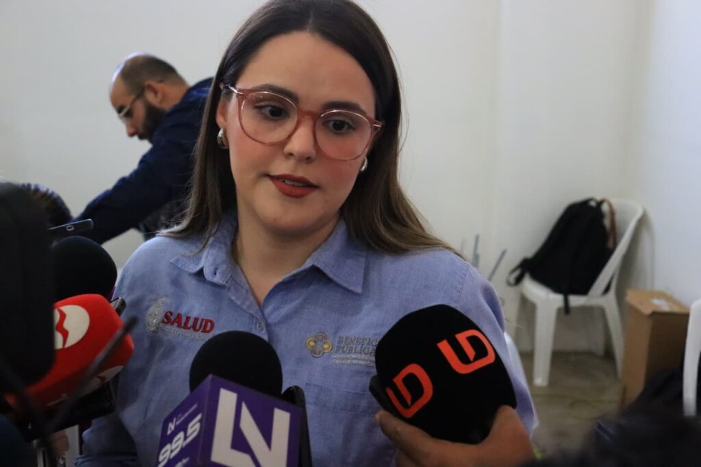Gabriela Zazueta, directora de Desarrollo Social de la Beneficencia Pública de Sinaloa, entrevistada por los medios de comunicación 