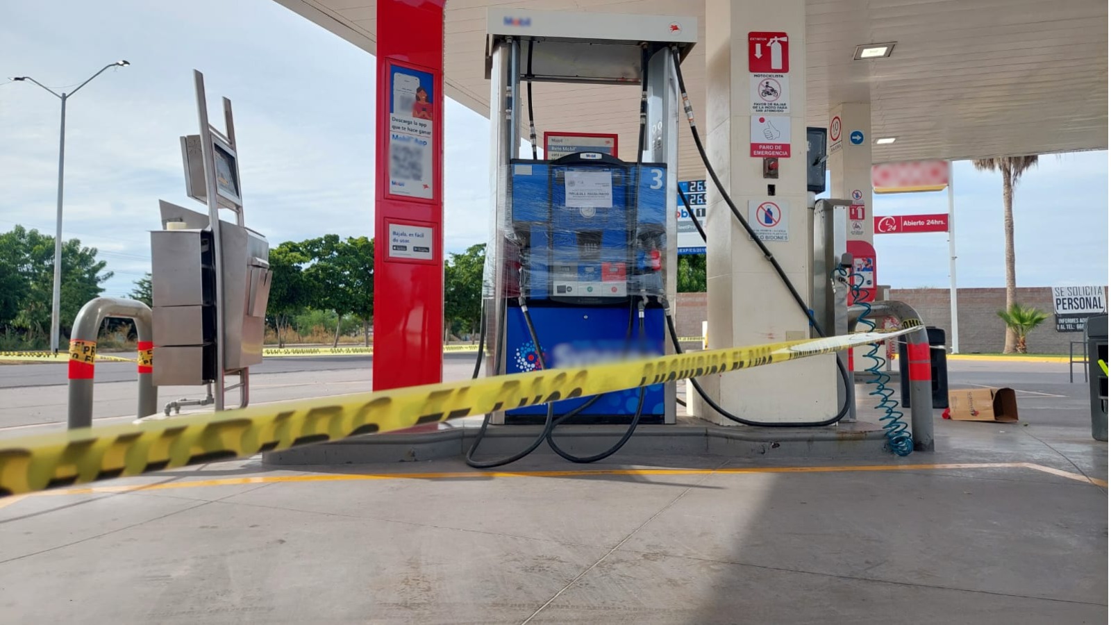 Cinta amarilla delilimita acceso a gasolinera clausurada