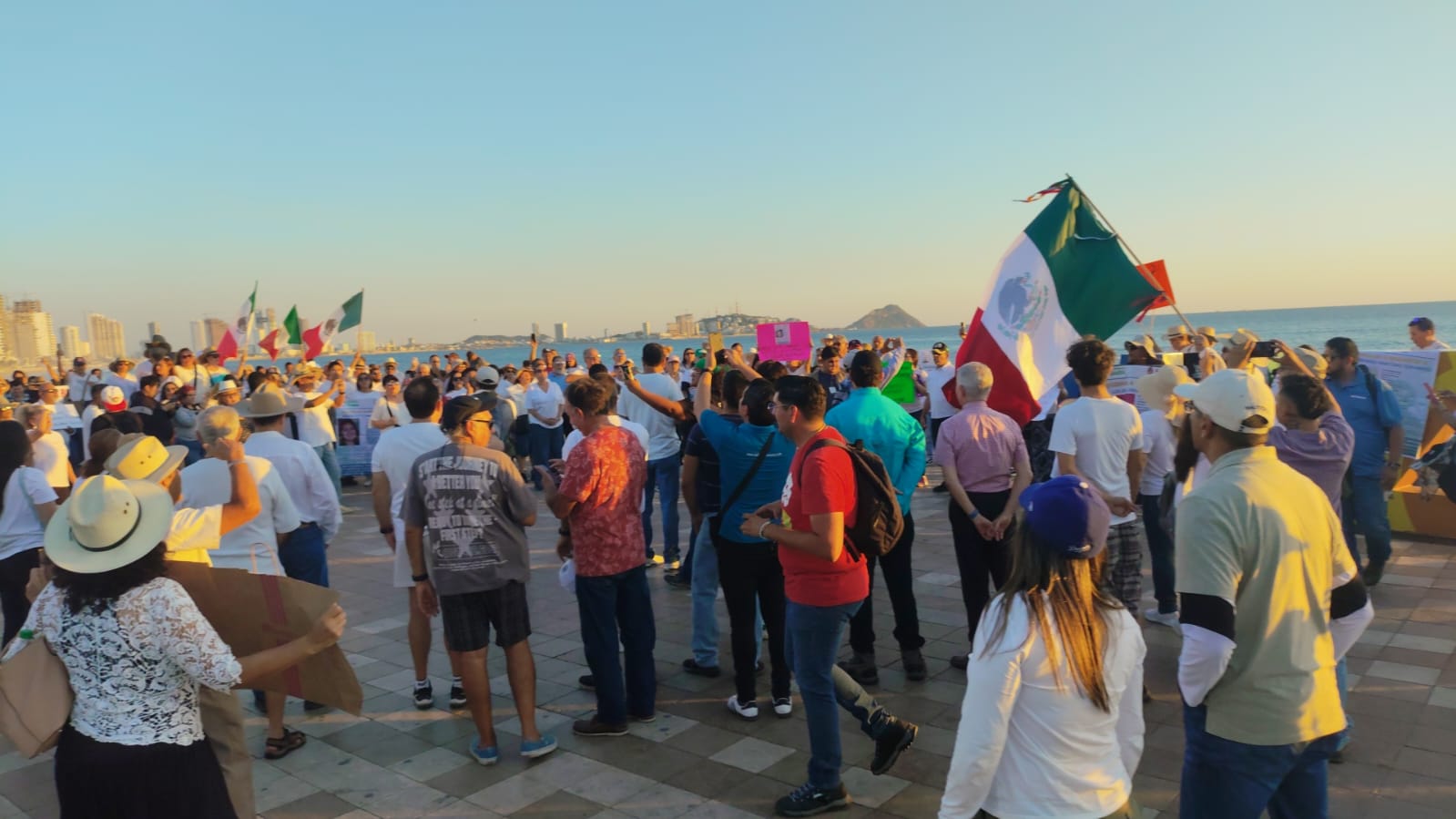 Personas con ropa blanca manifestándose en Mazatlán