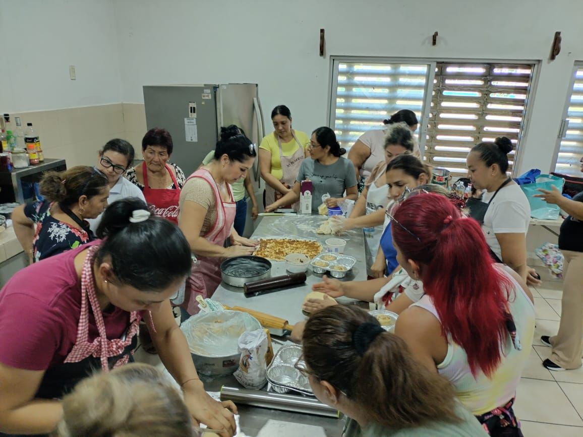 Personas en taller de repostería