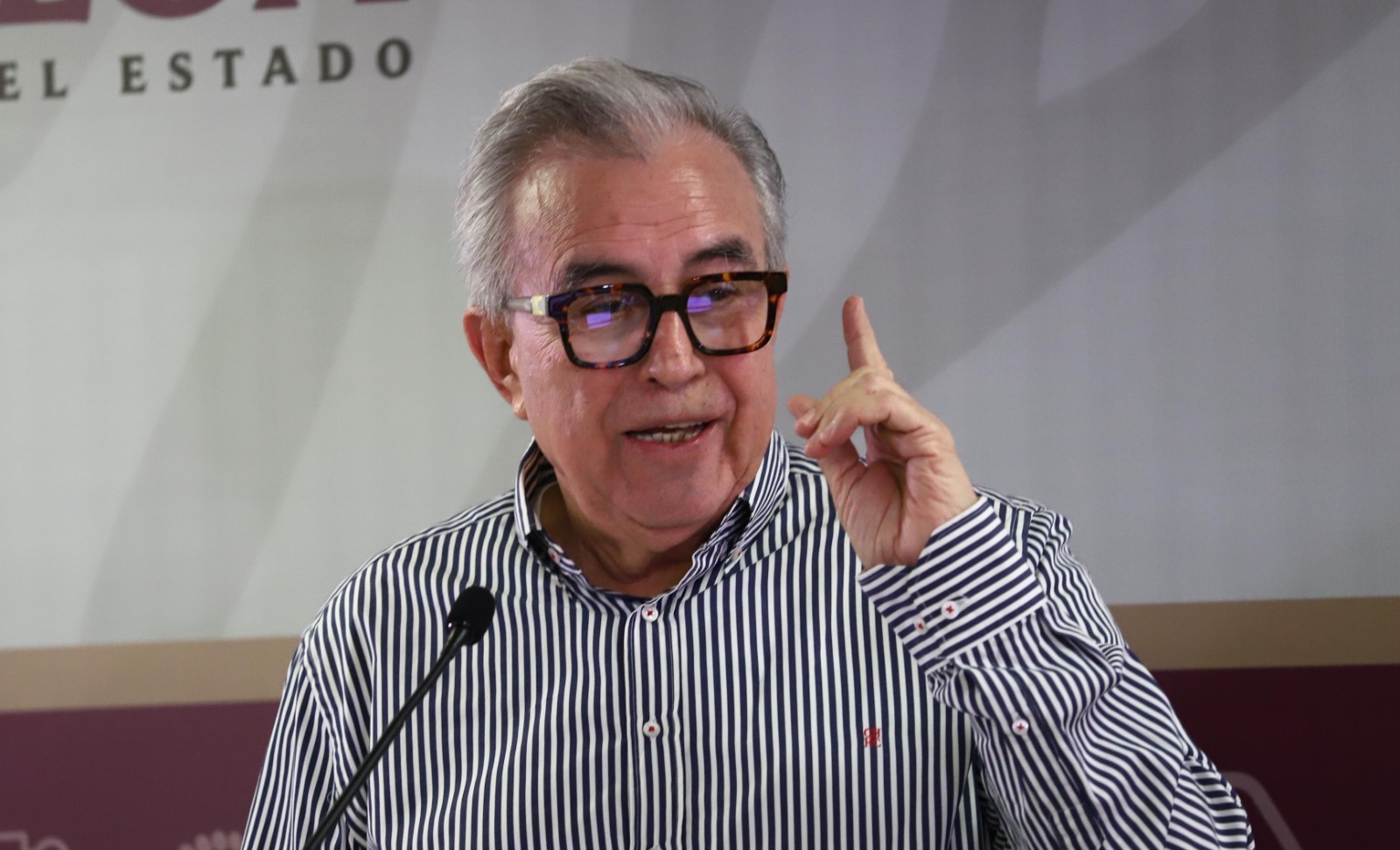 Gobernador de Sinaloa, Rubén Rocha Moya con la mano arriba