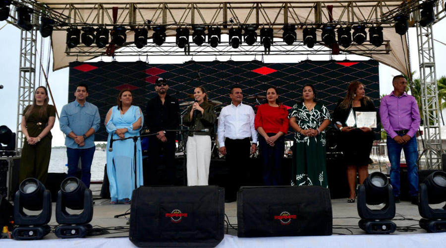 Autoridades y representantes de la organización de la Gran Fiesta del Ostión en Altata sobre un escenario