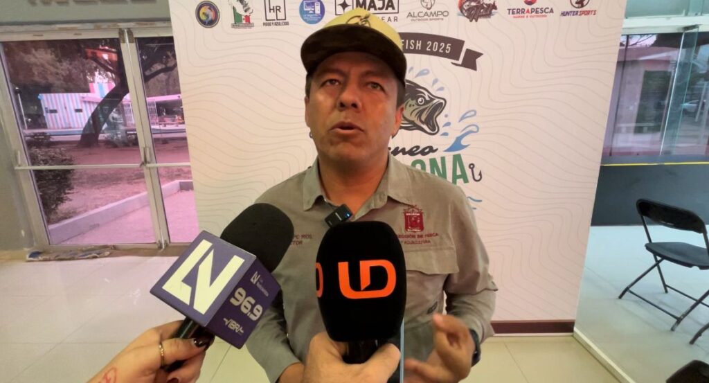 Guadalupe Ríos, organizador del evento, frente a 2 micrófonos