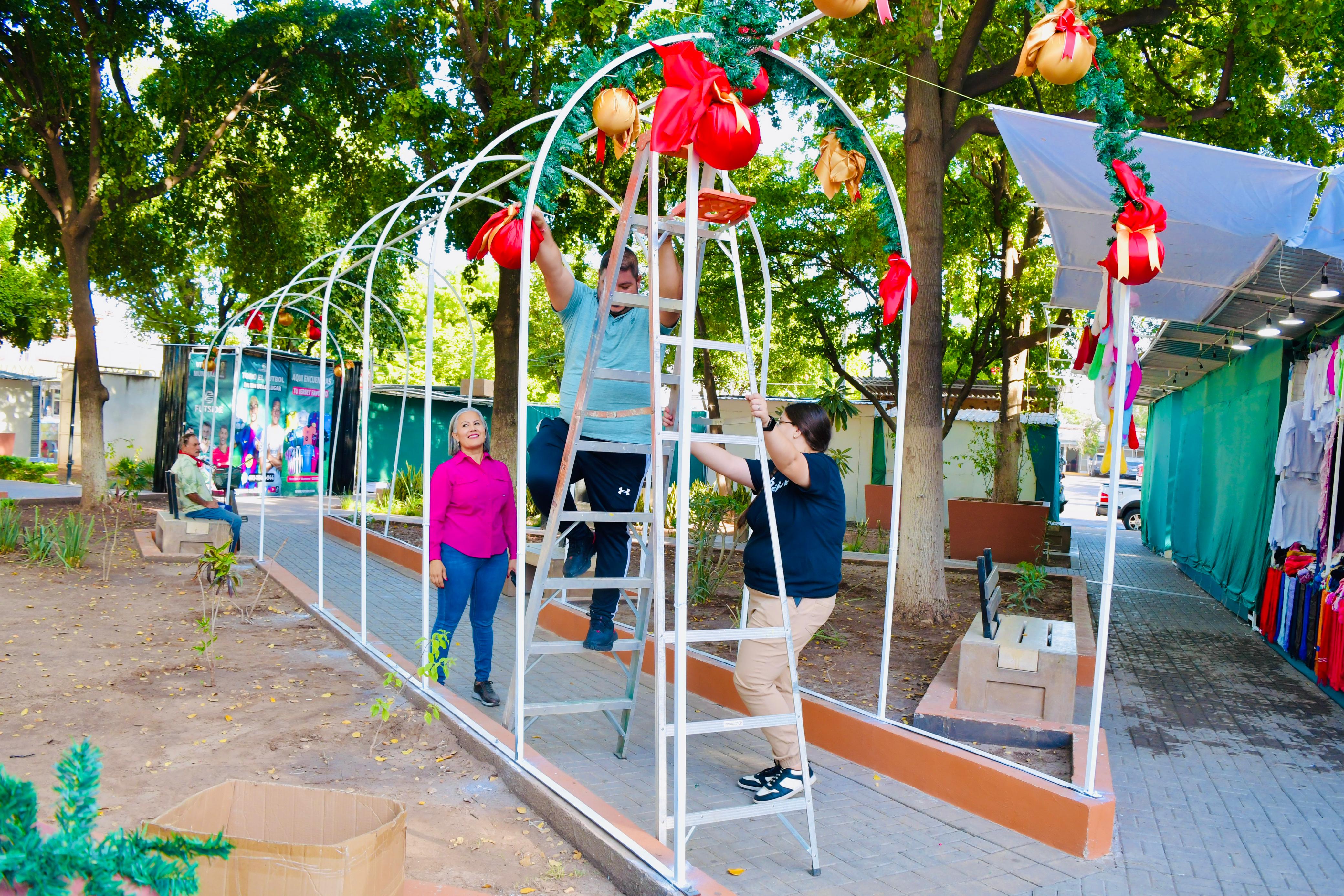 Personas instalando decoración navideña
