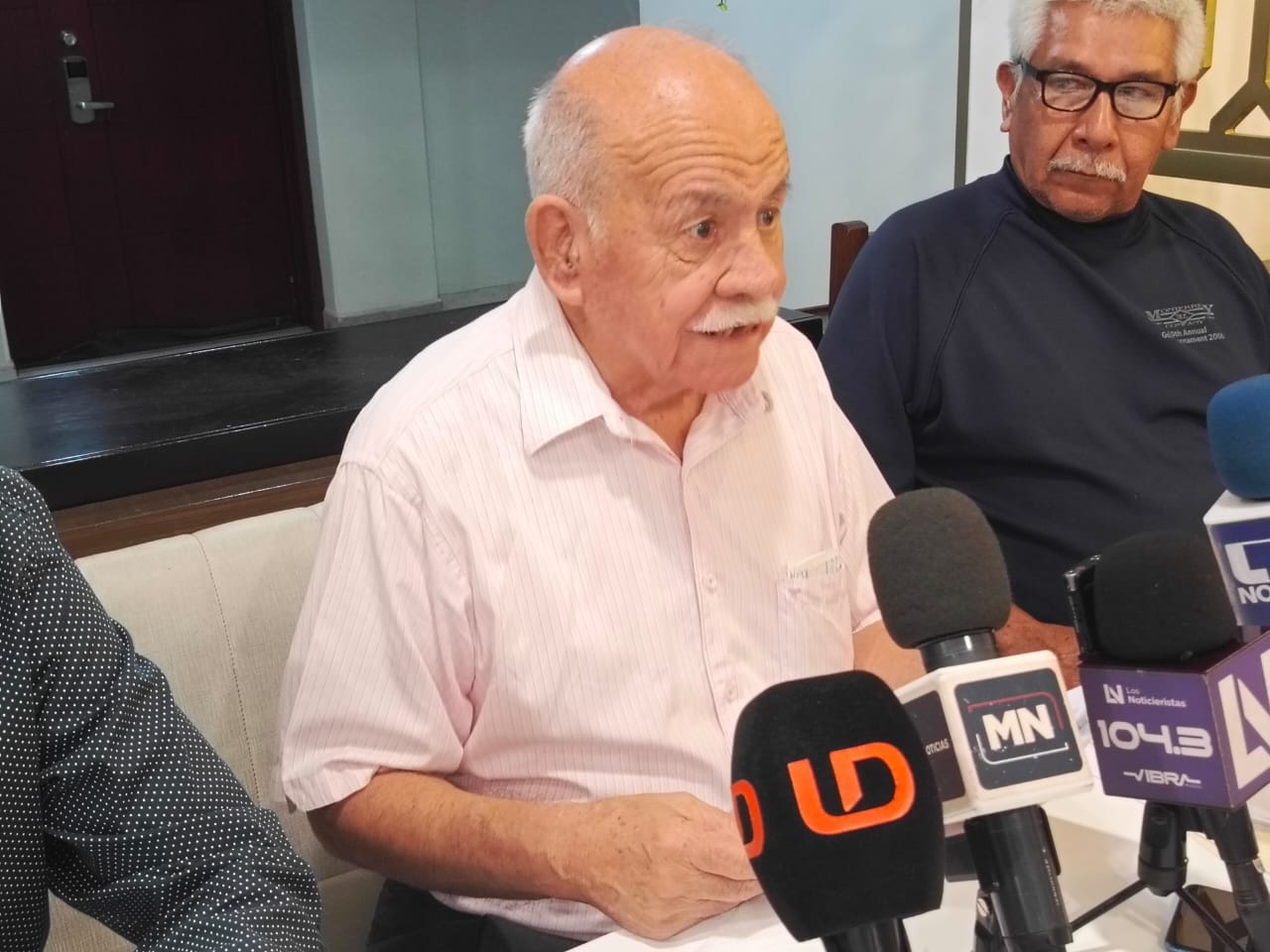 Guillermo Padilla Montiel sentado en una rueda de prensa