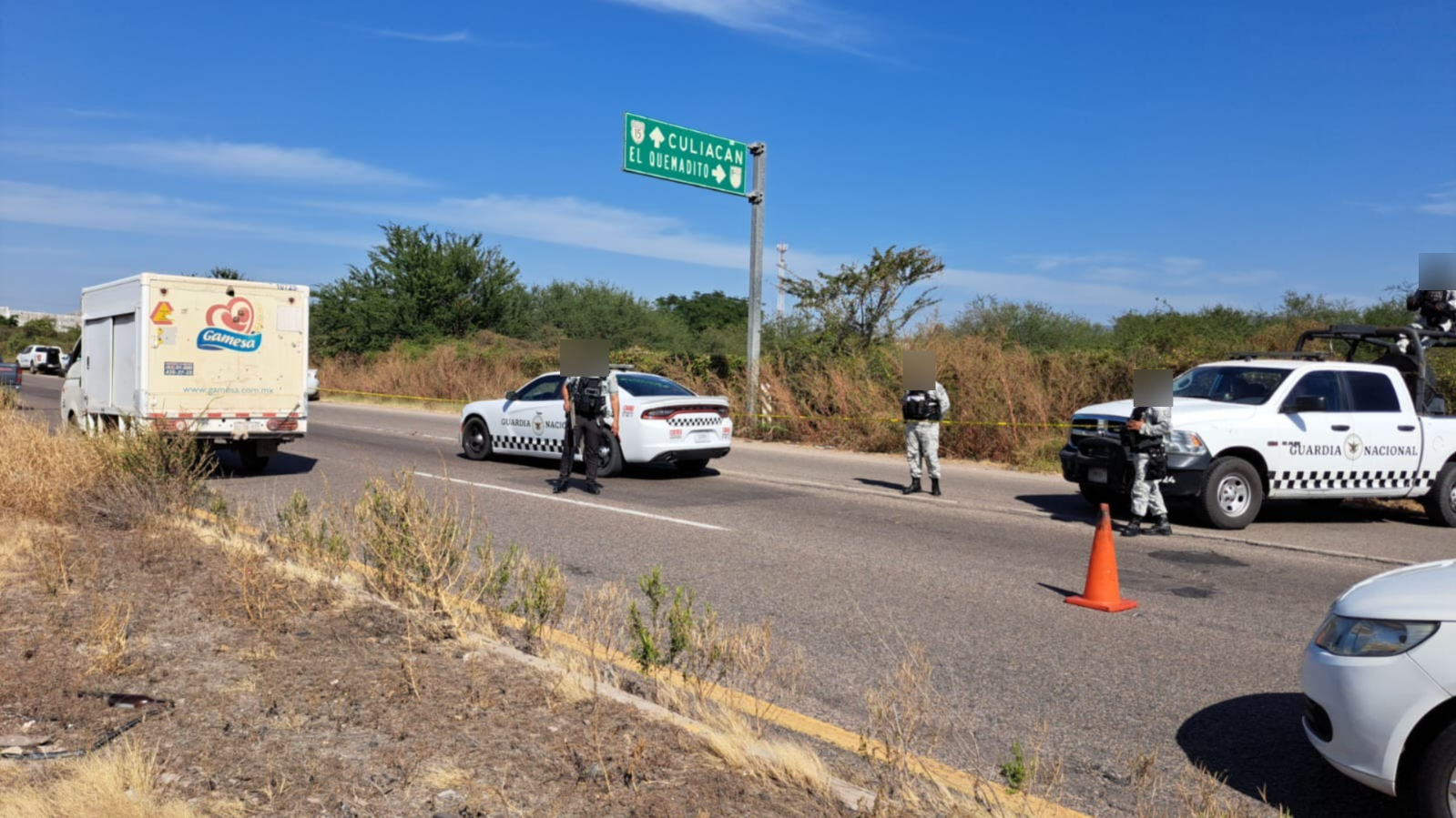 Elementos de Guardia Nacional junto a patrullas sobrearretera Culiacán-Eldorado